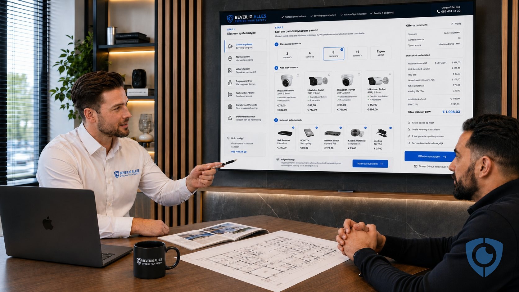 Adviseur van Beveilig Alles legt in de showroom in Den Haag een camerasysteem uit aan een klant